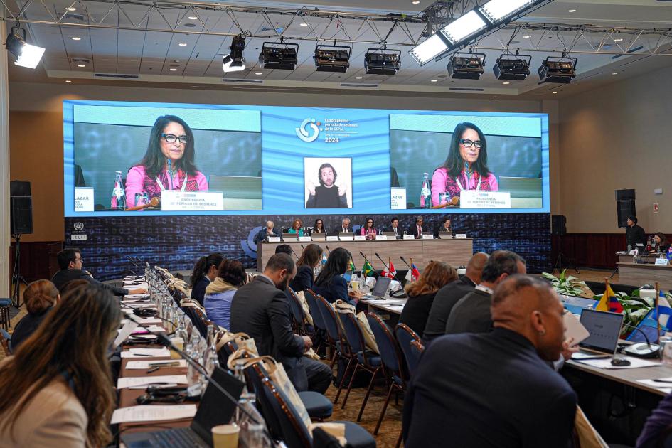 El director Nieves expuso en el Cuadragésimo período de sesiones de la CEPAL Imagen de una sala con participantes; al fondo, expositores y una gran pantalla