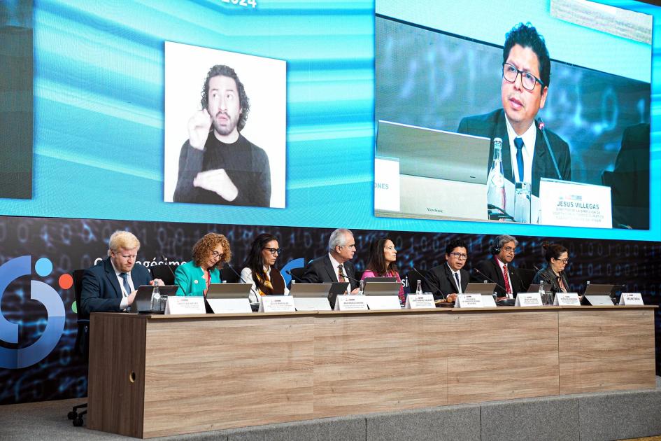 El director Nieves expuso en un panel centrado en la sostenibilidad y el cambio climático Mesa de expositores; arriba, gran pantalla