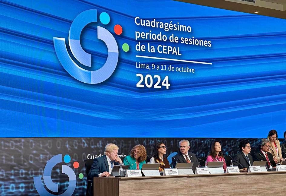 Nieves abordó las transiciones energéticas que han situado a Uruguay como líder mundial en el área Mesa de expositores; arriba, una gran pantalla