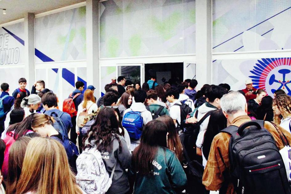 La jornada tuvo una sección recreativa, previa a la ceremonia Grupo de adolescentes en la puerta del estadio