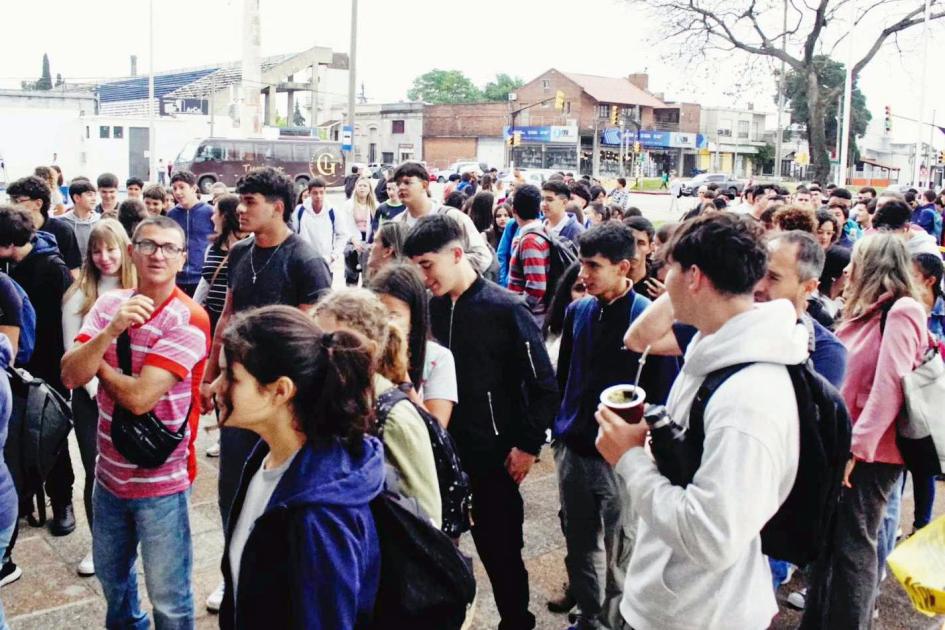 El encuentro se realizó en la ciudad de Paysandú Grupo de adolescentes, en el exterior