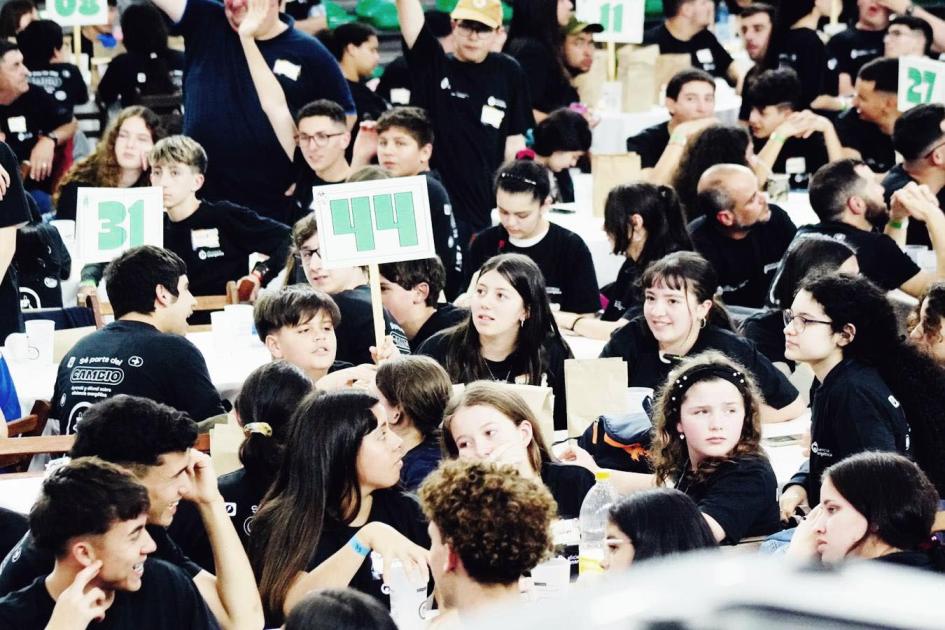 En total, 52 centros participaron del evento Los participantes sostienen carteles con números