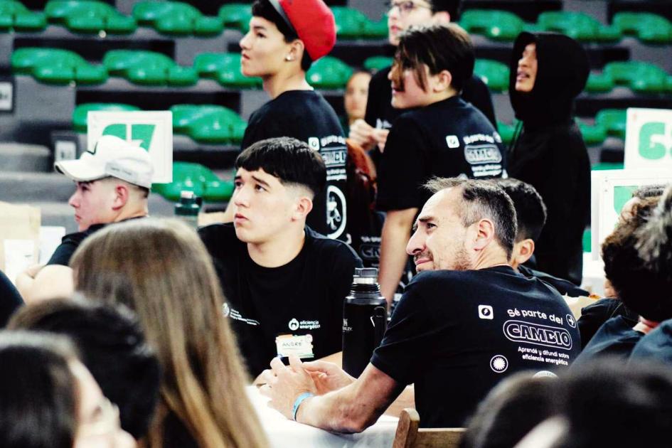 Estudiantes de 18 departamentos participaron del concurso en 2024 Estudiantes y docentes; detrás, gradas