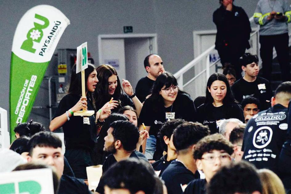 Los participantes desarrollan diagnósticos de sus instituciones y pueden aplicar medidas Grupos de adolescentes y docentes; se ven banners