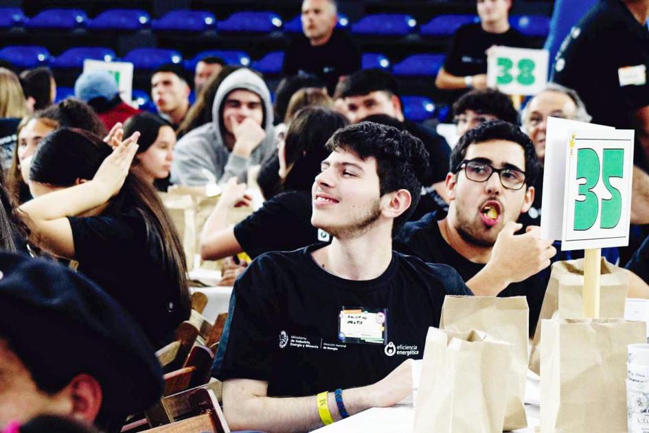 Estudiantes se unen a docentes, directores y auxiliares de servicio para participar Estudiantes y docentes; algunos levantan carteles
