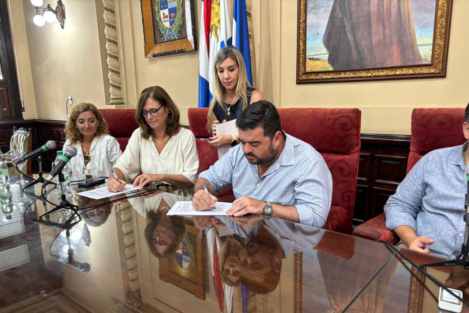 Firma del convenio en la Intendencia de Paysandú Ministra e intendente firman el acuerdo; a la izquierda de la imagen, directora Jul