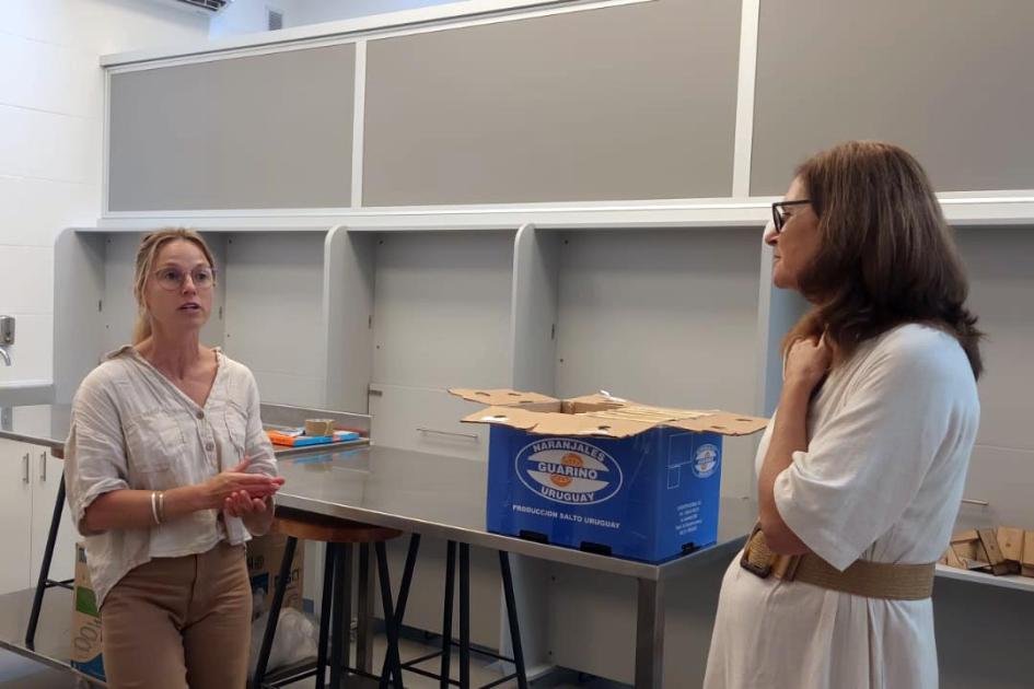 La ministra Facio recorrió la sede de la UTEC en Paysandú Ministra Facio dialoga con una mujer; detrás, escritorios