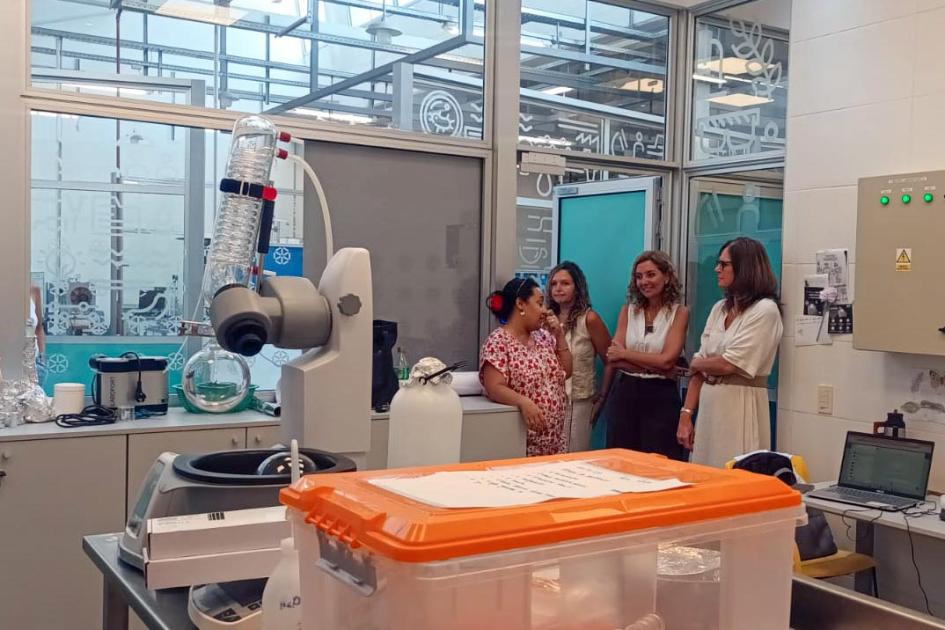 La directora Natalia Jul acompañó a la ministra Elisa Facio en su recorrida Ministra Facio y directora Jul, junto a otras personas, recorren un salón