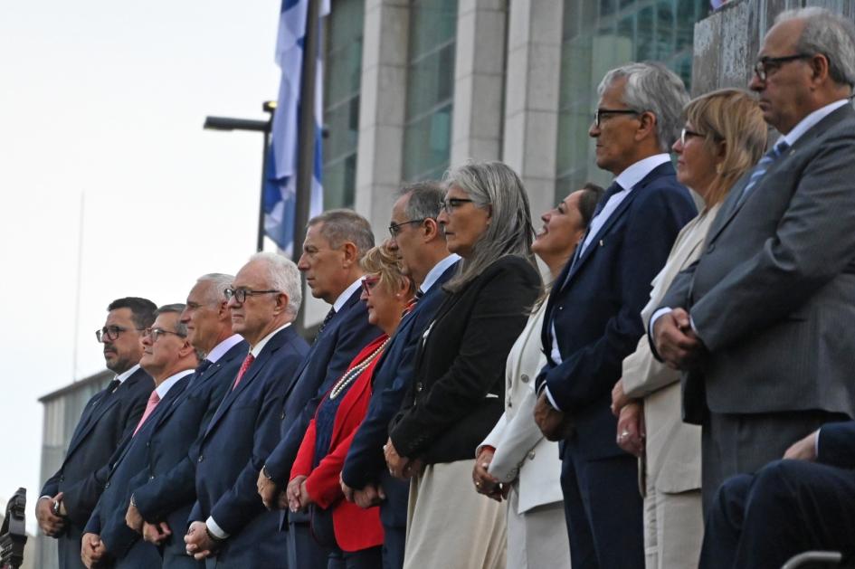 Autoridades en la asunción del nuevo Gobierno Autoridades, de pie y de perfil
