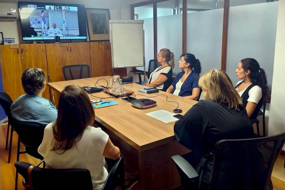 La directora de DNPI y encargadas de área se reunieron con integrantes de la red de manera virtual Mujeres reunidas alrededor de una mesa miran una pantalla