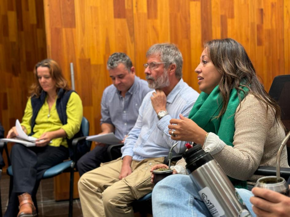 Ministra Cardona junto a Joaquín Marqués. Ministra Fernanda Cardona, habla sentada; a su lado, Joaquín Marqués.
