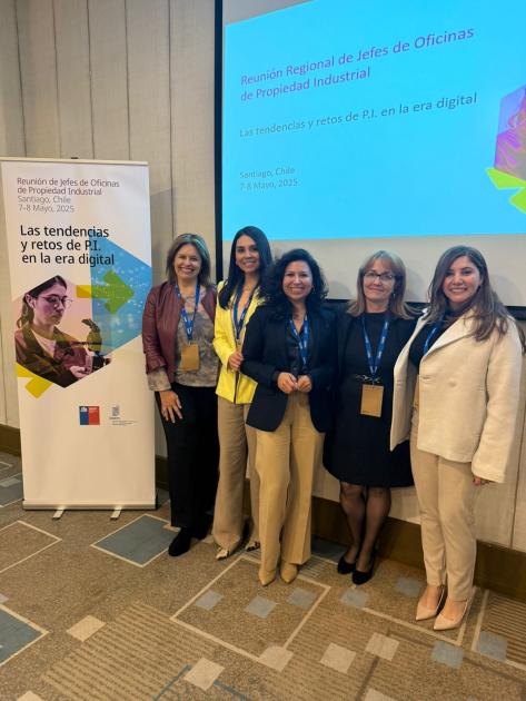 Directoras de oficinas de propiedad intelectual de América Latina Mujeres paradas frente al banner del evento