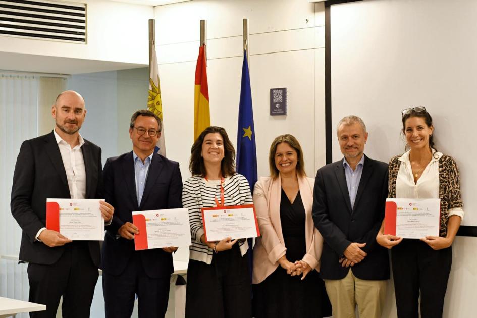 Expositores en el seminario regional sobre propiedad industrial y pymes Expositores y directora Delor, con sus diplomas de participación