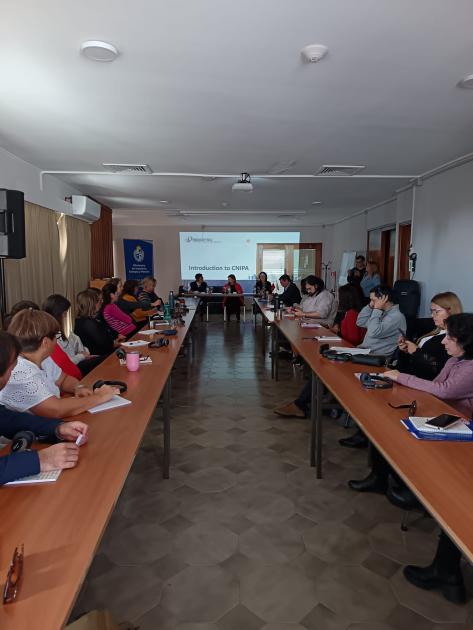 Presentación de CNIPA Personas sentadas alrededor de la mesa de trabajo