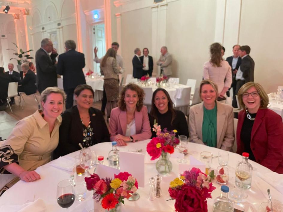 La ministra Fernanda Cardona dialogó con mujeres con poder de decisión en el evento Cardona y otras cinco mujeres sonríen, sentadas en una mesa