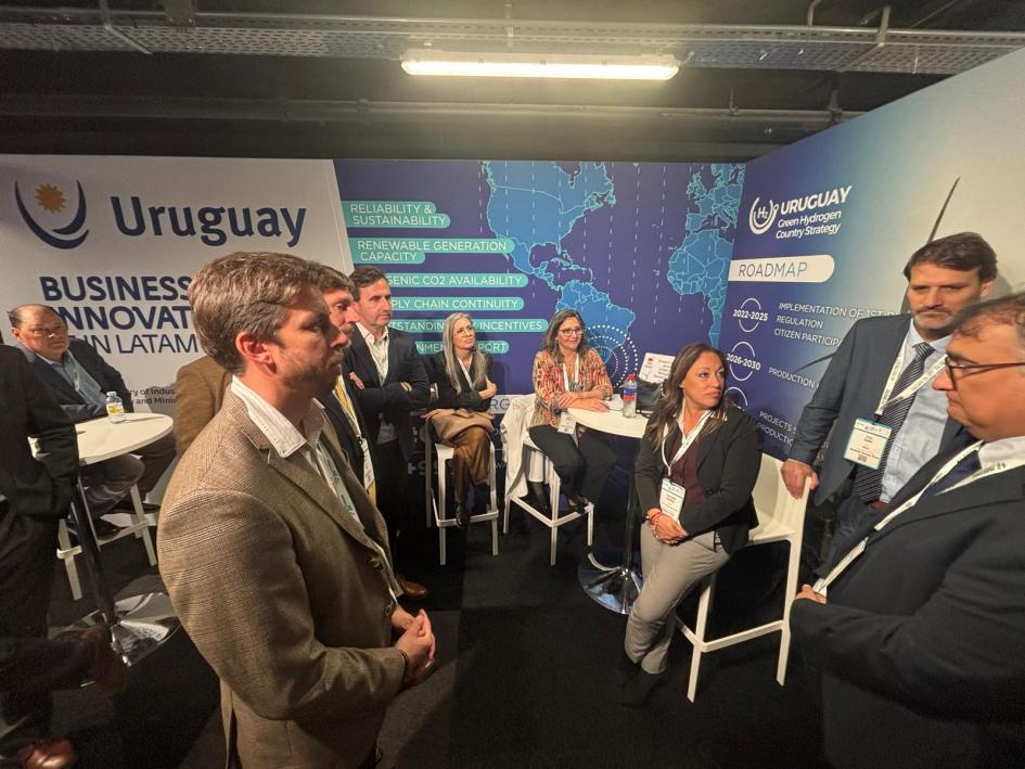 Stand país organizado por Uruguay XXI Varias personas dialogan en el stand de Uruguay