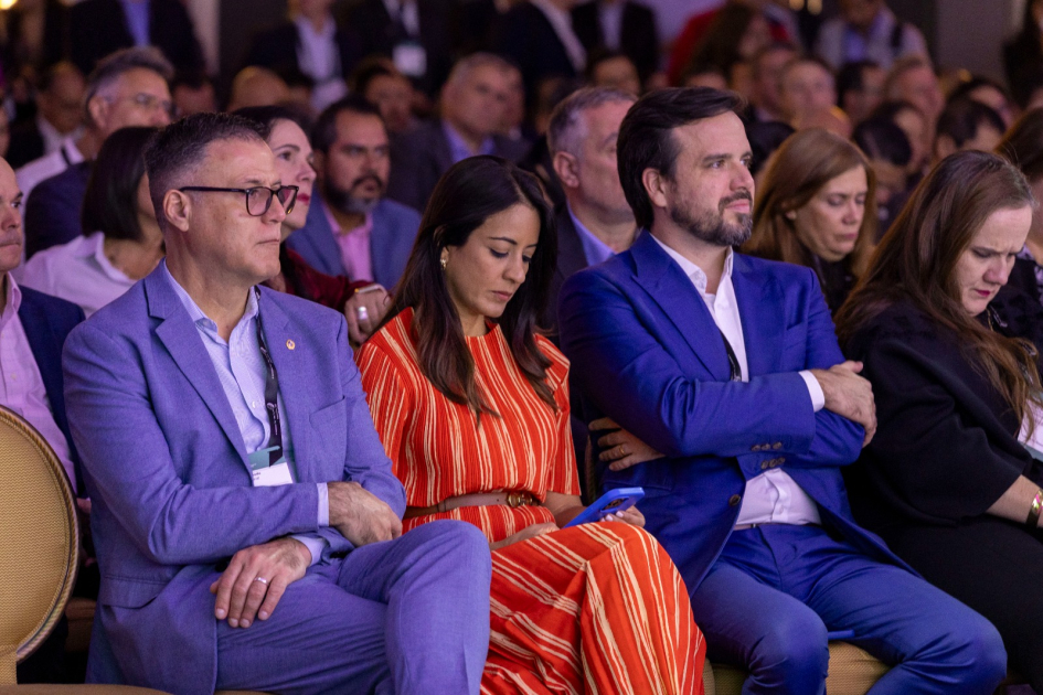 El evento se desarrolló en la ciudad de México Siris, junto a un hombre y una mujer, sentados entre el público