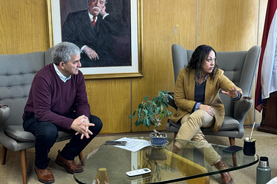 Ministra Fernanda Cardona e intendente José Mazzoni Ministra junto a intendente de Rivera, Mazzoni, sentados tras una mesa de vidrio