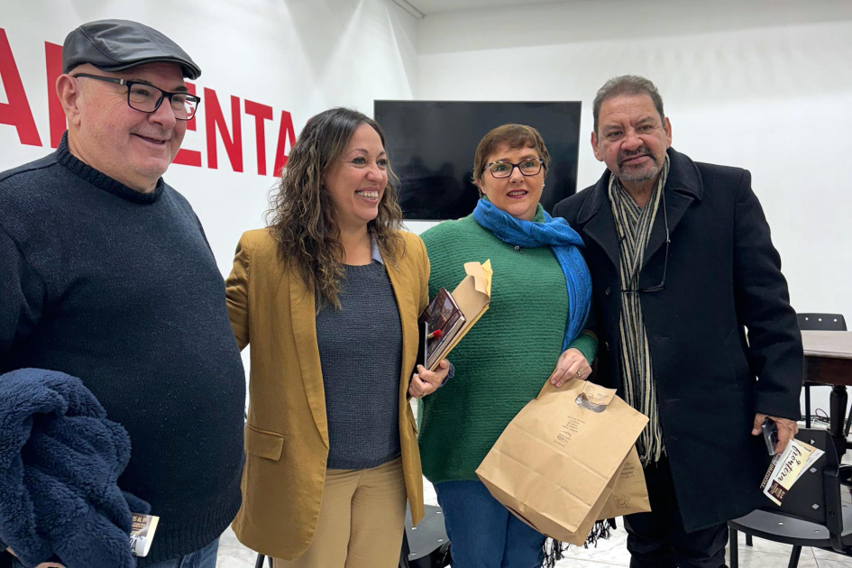 Visita a ACIR Ministra, de pie, junto a tres personas