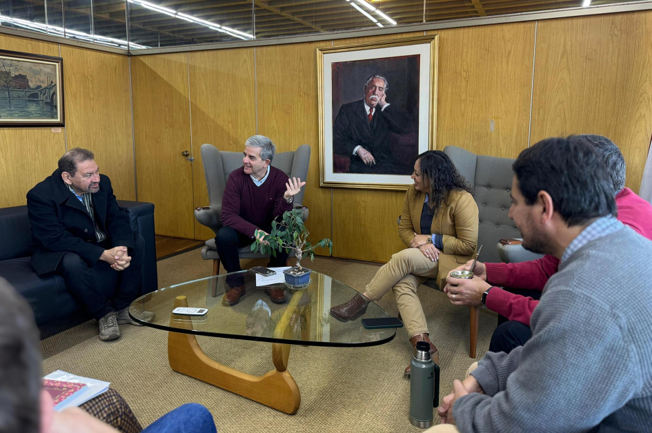 Visita a la Intendencia de Rivera Ministra, intendente Mazzoni y otras personas, alrededor de una mesa