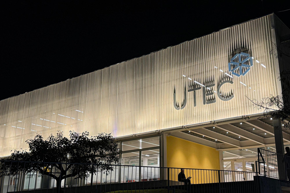 Visita a la UTEC Fachada de la UTEC, de noche