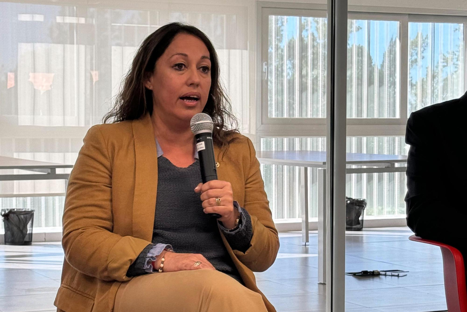 Ministra Fernanda Cardona Ministra habla con un micrófono