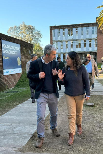 Ministra Fernanda y presidente del Codicen, Pablo Caggiani Ministra Cardona camina en un espacio exterior junto a Pablo Caggiani