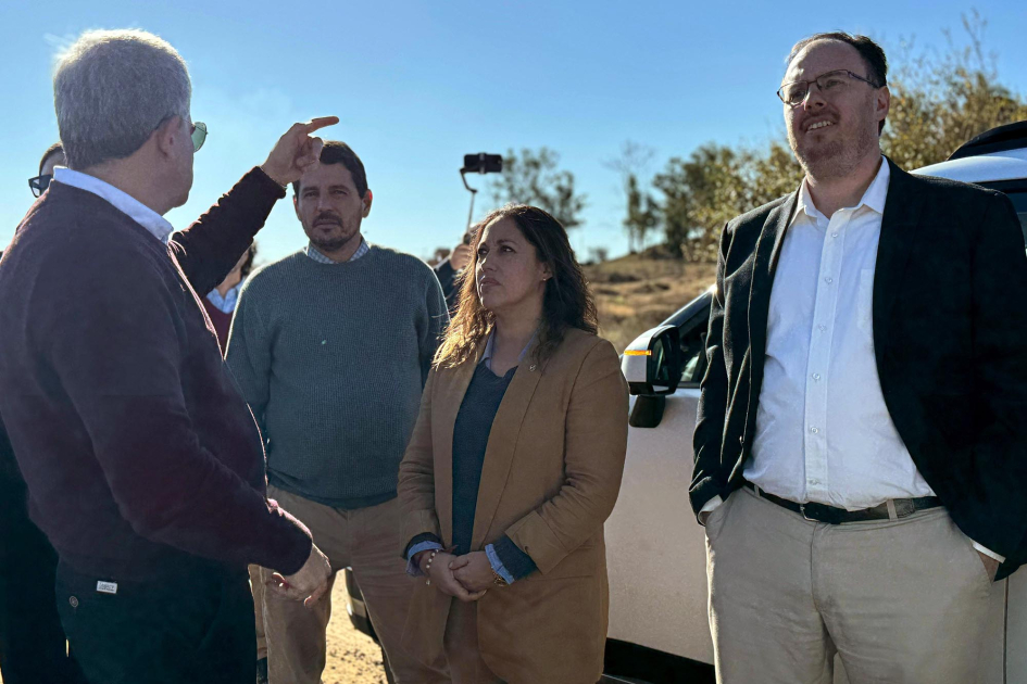 La ministra Fernanda Cardona recorrió instituciones vinculadas con la innovación Ministra Cardona dialoga con un grupo de personas en un espacio exterior y soleado