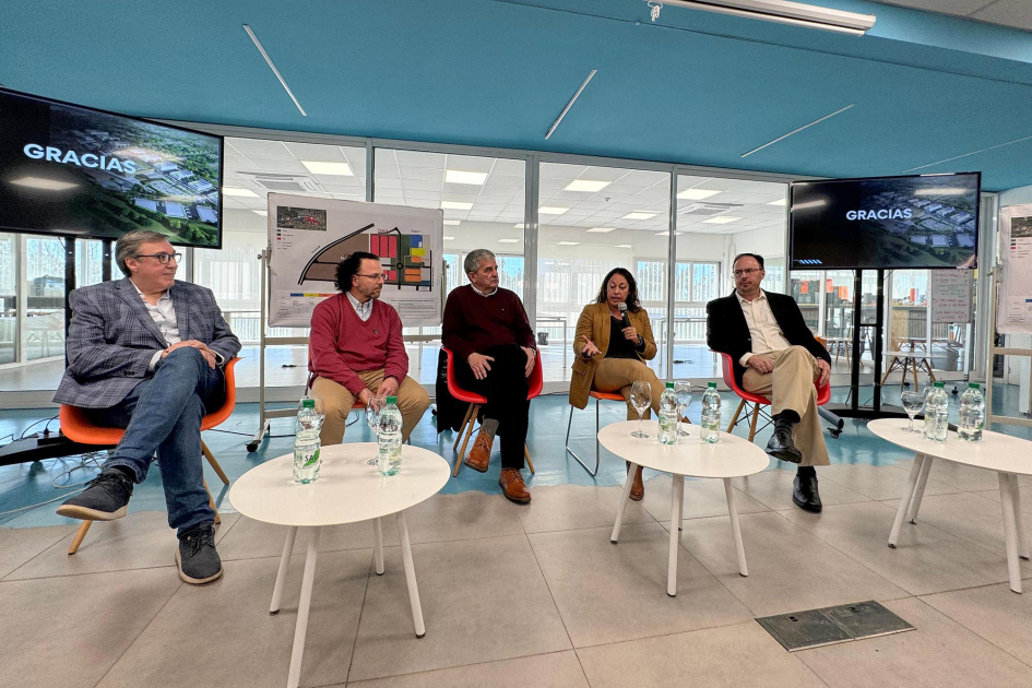 Visita a la Regional Noreste de la Udelar Ministra Cardona habla con un micrófono, junto a un grupo de personas