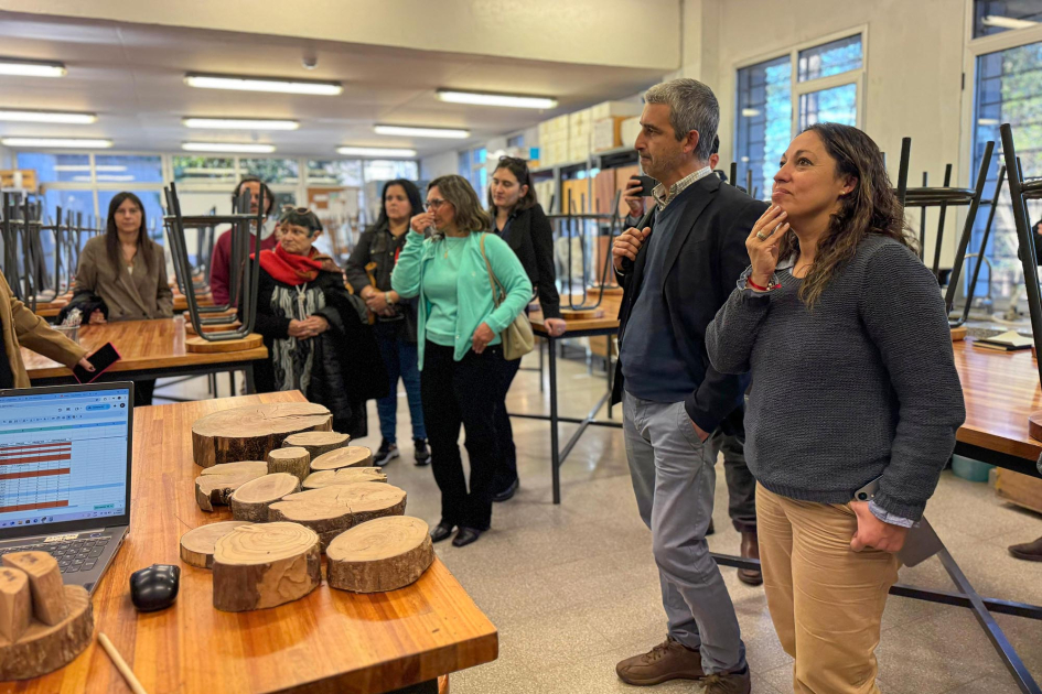 La ministra Fernanda Cardona visitó el Polo Educativo Tecnológico de Rivera de la UTU Ministra observa, detrás de una mesa con maderas, junto a un grupo de personas
