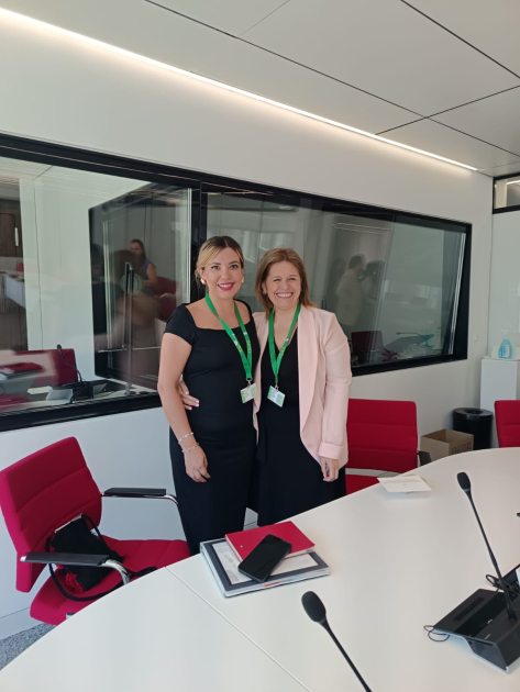 Directora Delor y directora mexicana, paradas frente a una mesa