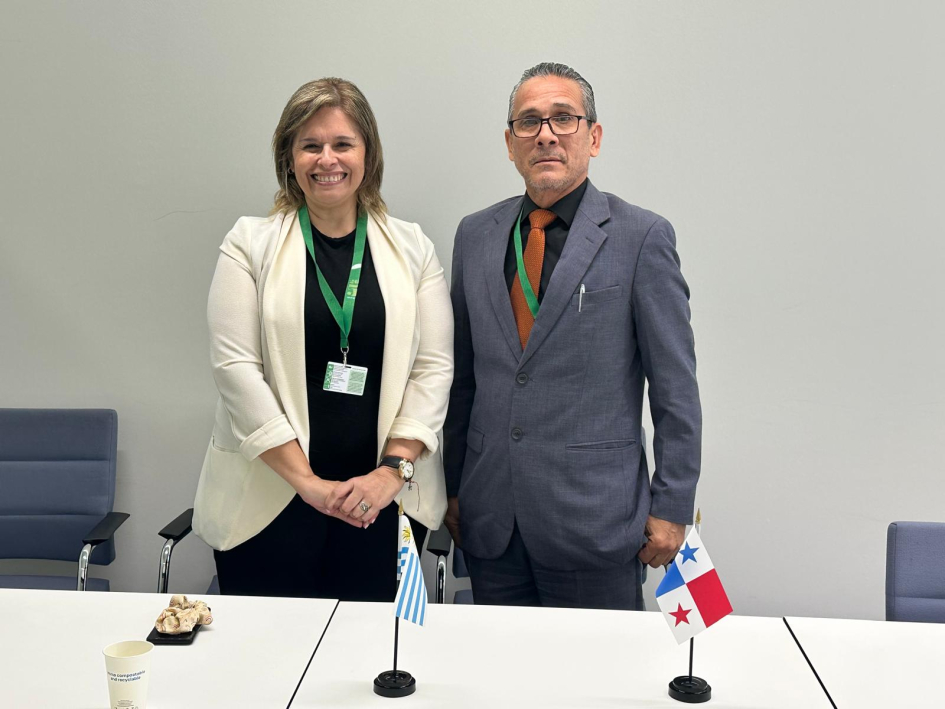 Directora delor y director de Panamá, parados frente a una mesa