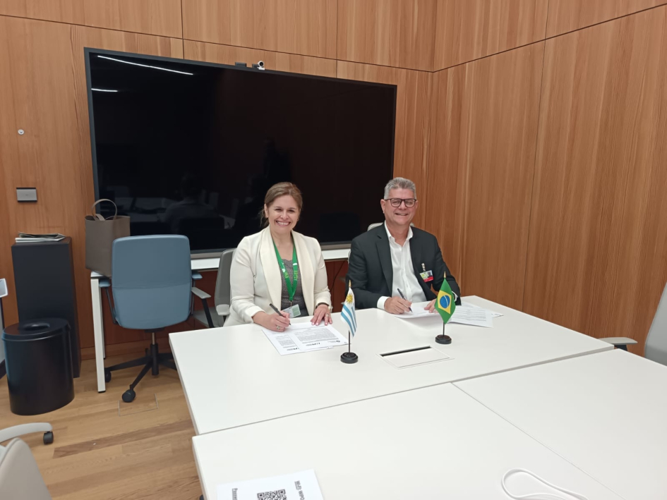 Directora Delor y director de Brasil, sentados frente a una mesa