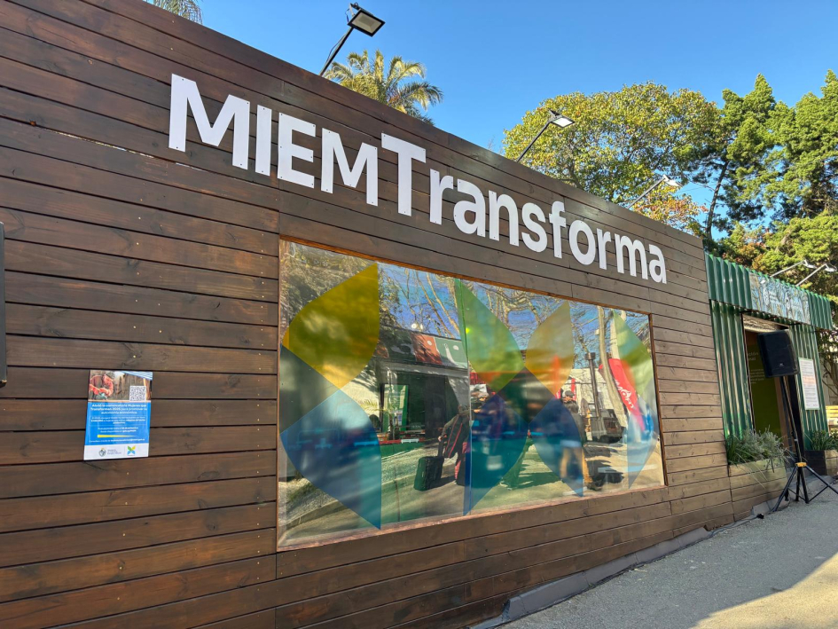 Fachada del stand con gran cartel "MIEM Transforma"