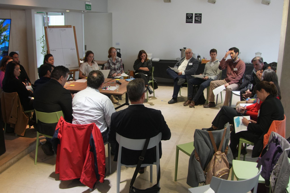 Actividad taller Gente sentada en ronda.