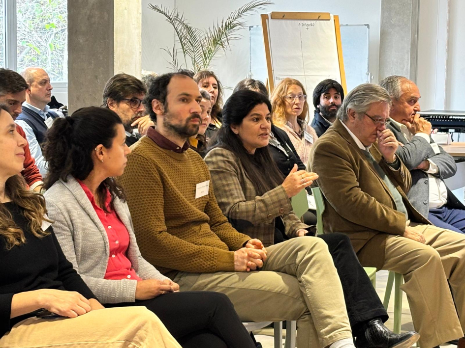 Público sentado Directora de Energía sentada entre el público.