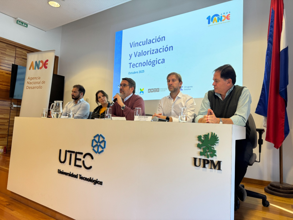 Mesa de autoridades; el intendente Levratto habla; detrás, pantalla
