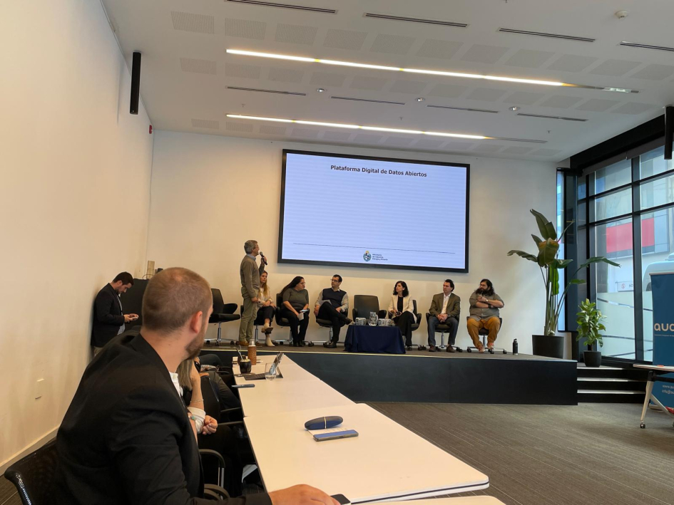 Presentación DNPI. Foto: DNPI funcionarios de la dnpi realizando la presentación de la oficina