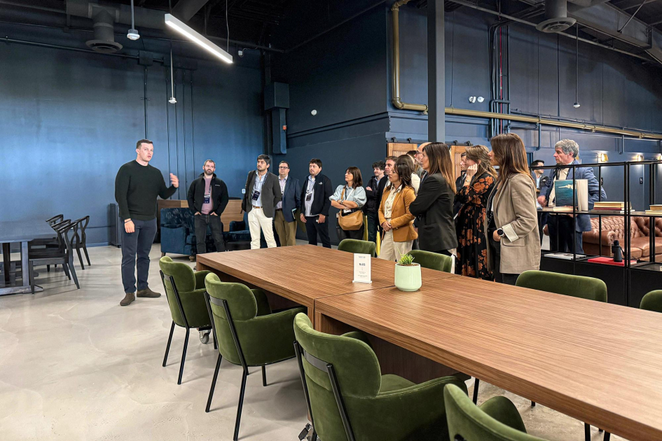 Recorrida por Station DC Personas de pie, al lado de una larga mesa