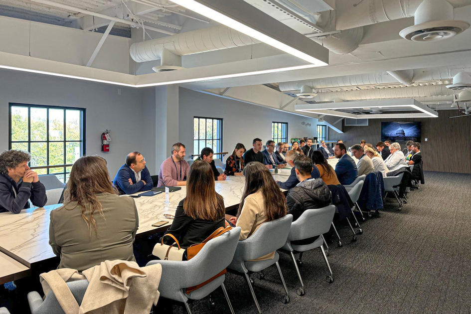 Recorrida por Station DC Personas sentadas en una larga mesa