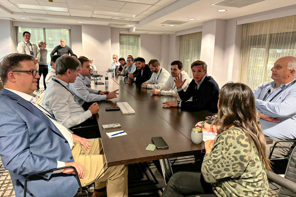 Reunión interna entre miembros de la delegación Personas reunidas alrededor de una mesa