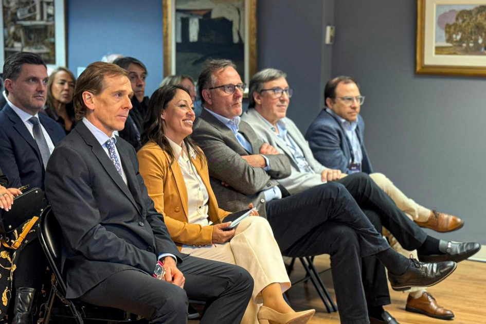 Presentación de la misión en la Embajada de Estados Unidos en Uruguay Personas sentadas, mirando hacia adelante