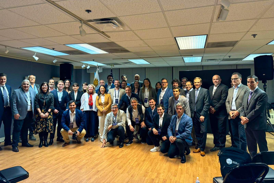 Presentación en la Embajada de Uruguay en Estados Unidos Personas de pie y en cuclillas