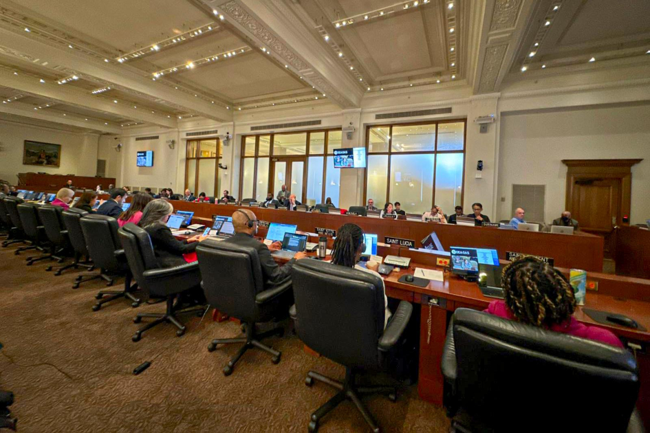 Participación de la ministra Cardona en la OEA Personas sentadas en una larga mesa