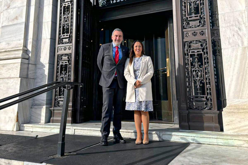 Ministra Fernanda Cardona y emba Cardona y Lanza, frente a una puerta de hierro