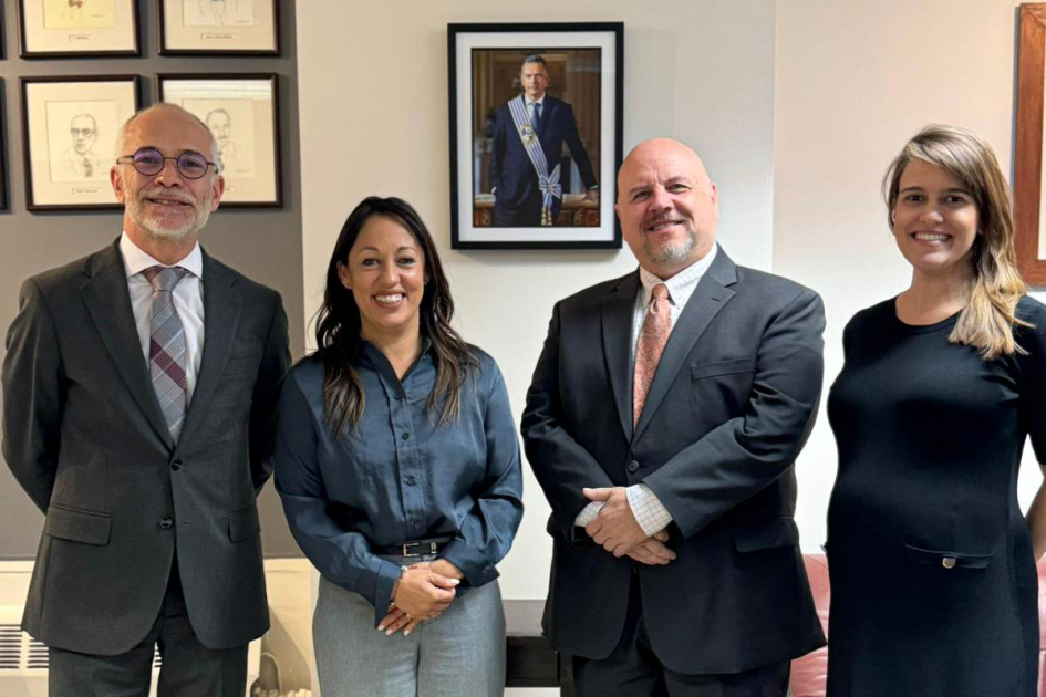 Reunión con autoridades de Loudoun County Cardona, autoridades uruguayas y representante de Loudoun County