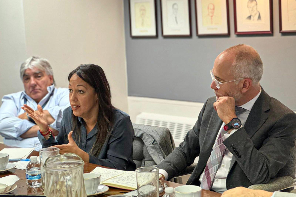 Autoridades uruguayas se reunieron con autoridades de Loudoun County Cardona, embajador Castillos y Paz, presidente de Antel, sentados