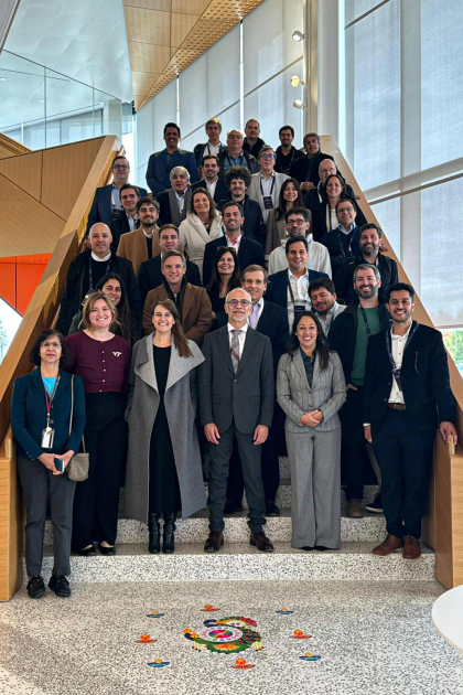 Visita a Virginia Tech Personas de pie en una escalelra