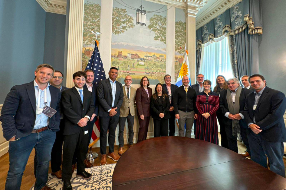 Reunión en Cámara de Comercio de Estados Unidos Personas de pie en un salón