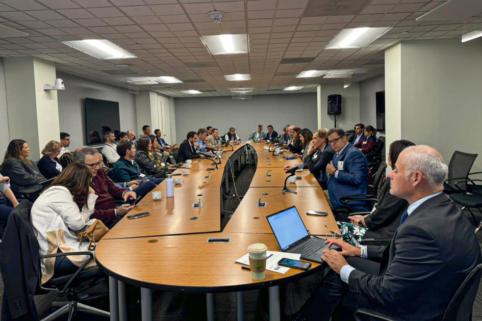 Reunión con Banco Mundial Personas alrededor de una mesa